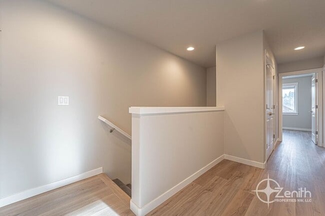 Building Photo - 4915 NE 2nd Ct