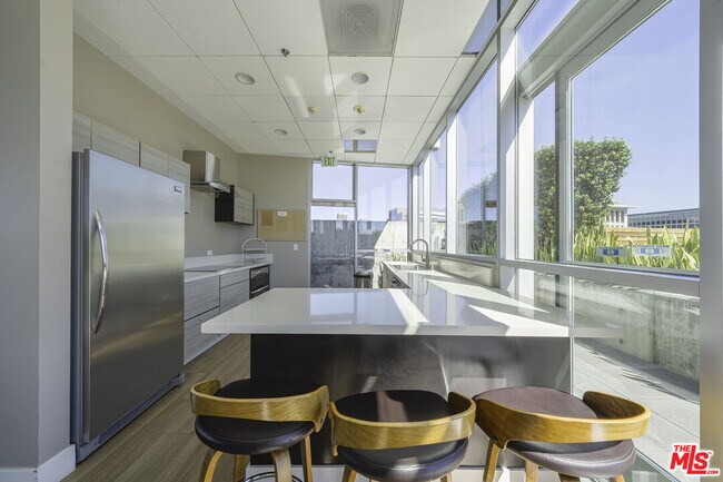 Building Photo - 3785 Wilshire Blvd