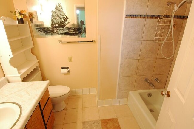 Building Photo - Awesome 3 Bedroom Holladay ground floor un...