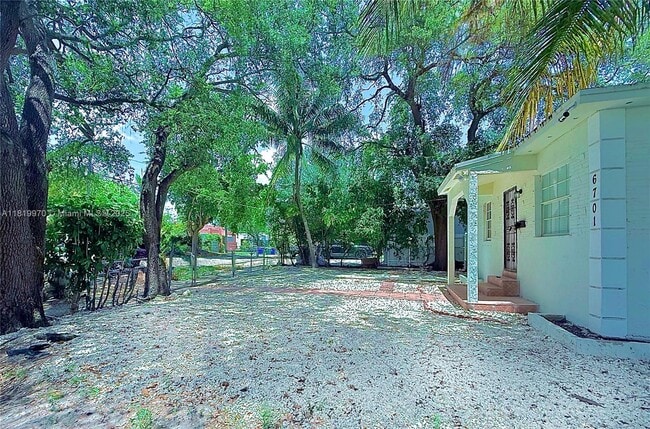 Building Photo - 6701 NE Miami Pl