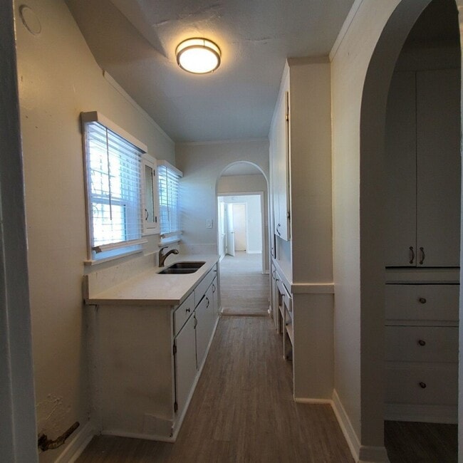 Building Photo - 839 W 43rd Pl