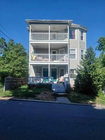 Building Photo - 395 9th Ave
