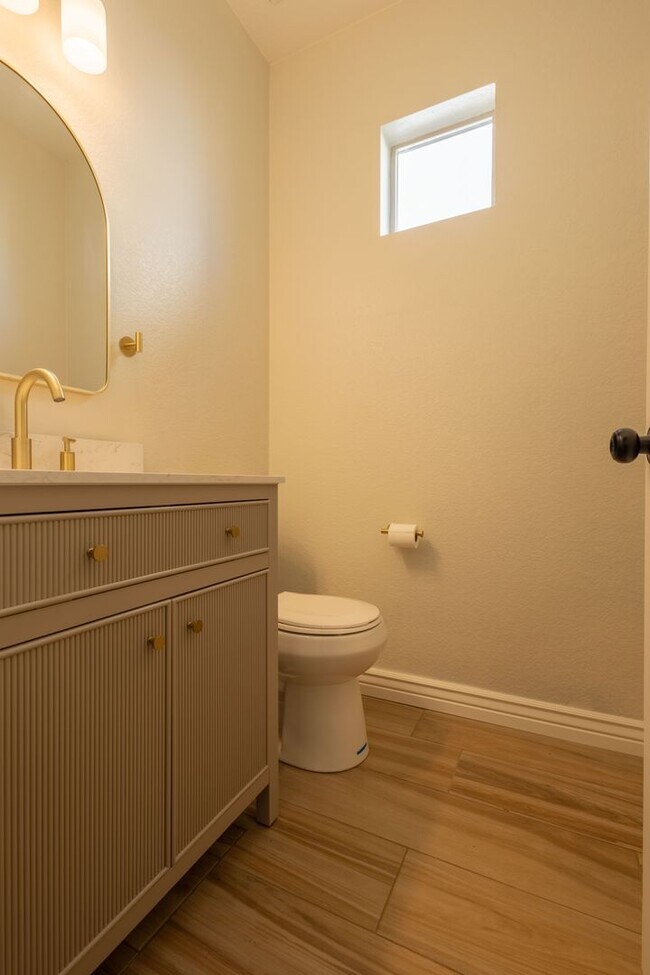 Building Photo - 3 Bedroom 2.5 Bathroom