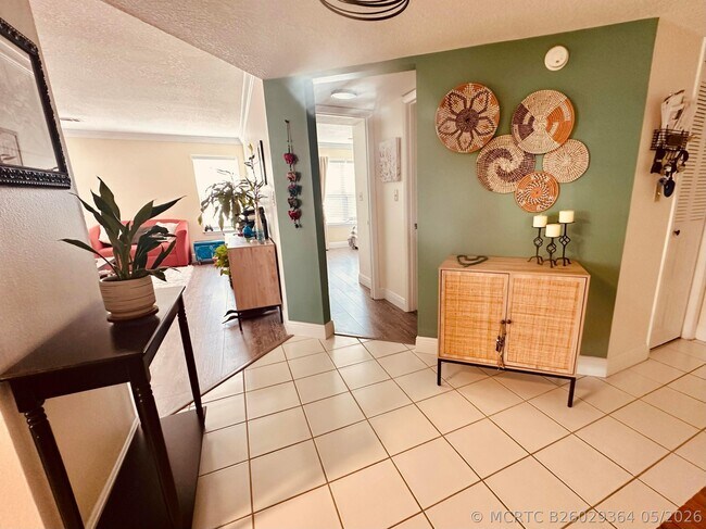 Building Photo - 225 S Tropical Trail