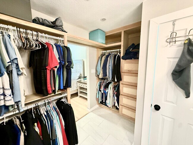 Building Photo - 200 Santa Rita Dr