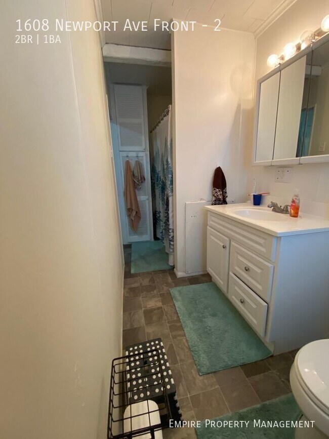 Building Photo - 1st and 2nd Floor: 2 Bedroom / 1 Bathroom ...