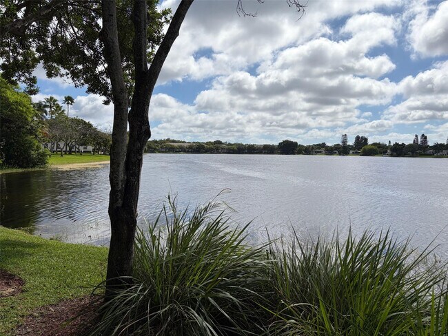 Building Photo - 6903 Julia Gardens Dr