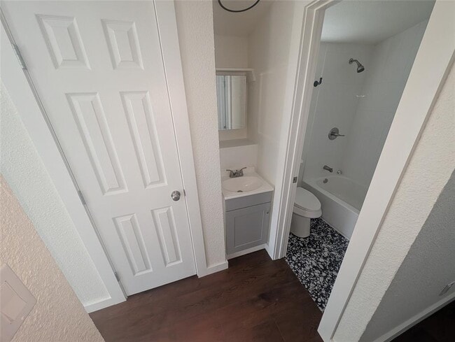 Building Photo - 3019 E 12th St