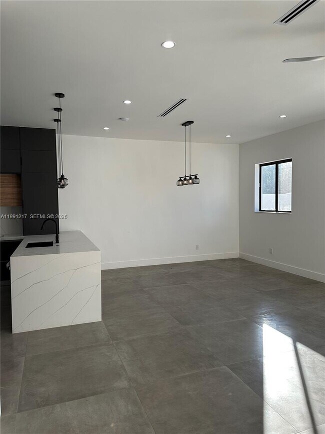 Building Photo - 4625 SW 32nd Ave