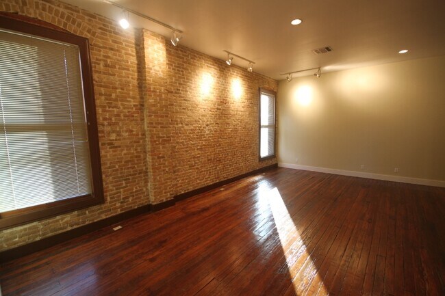 Building Photo - 319 S Flores St