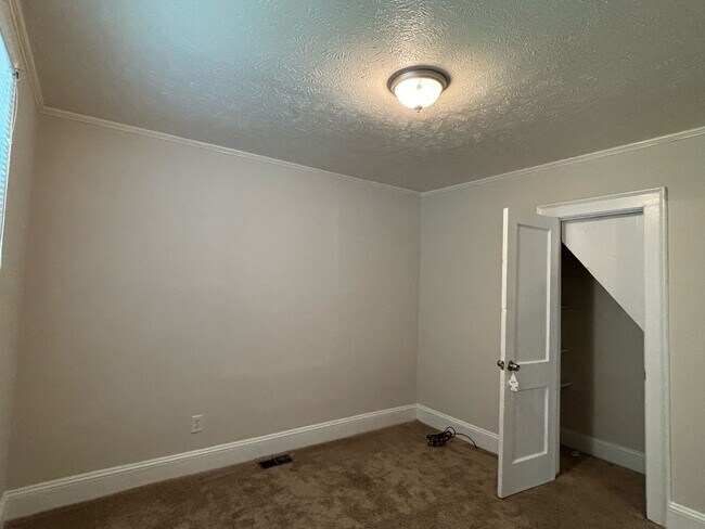 Building Photo - 282 Windsor Dr