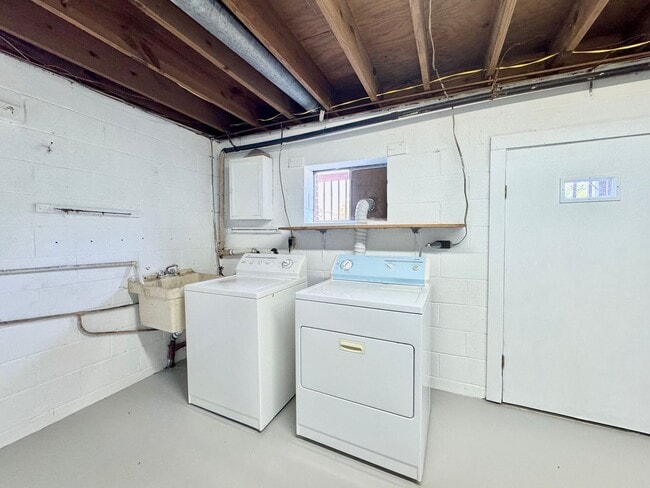 Building Photo - Southern Charm