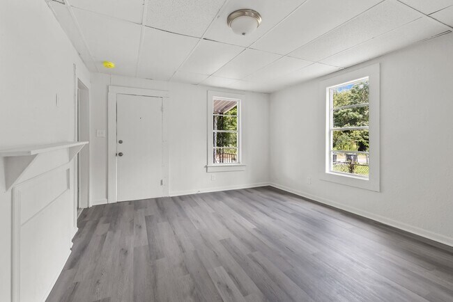 Building Photo - Charming 2 Bedroom, 2 Bathroom house