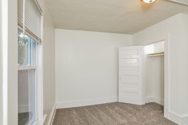 Building Photo - Newly Renovated Single Family Home - GREAT Mpls Location!