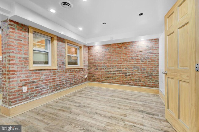 Building Photo - 1118 Girard St NW