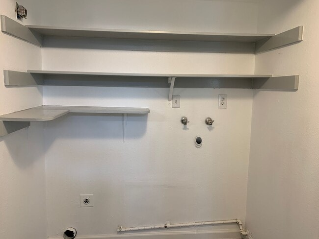 Building Photo - Super clean and move-in ready 3 Bedroom, 2 Bath!!