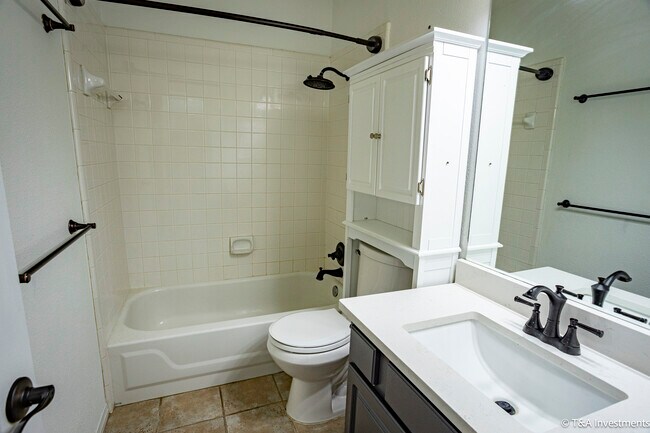 Bathroom 2 - 25015 Lost Arrow