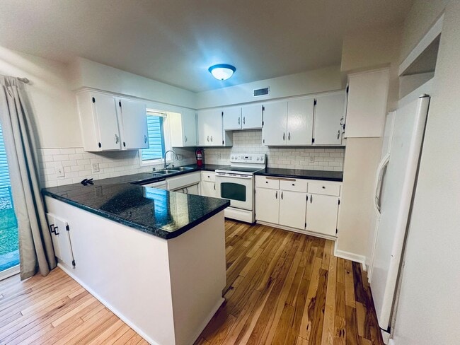 Building Photo - Beautiful 3-Bedroom Single Family Home wit...
