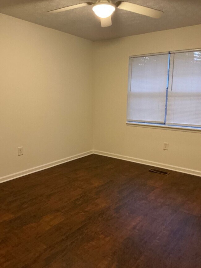 Building Photo - 2 bedroom, 2 bath duplex in Sleepy Creek off Lumpkin Street! Move-in Ready