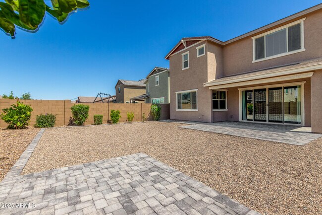 Building Photo - 2250 E Palmdale Ln