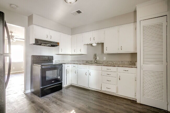 Building Photo - Cozy 2-Bed Duplex Available for Immediate ...