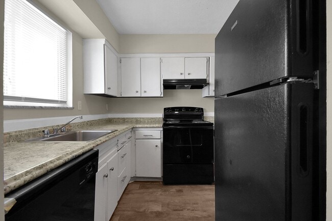 Building Photo - 2 Bedroom Townhouse Apartment- HUGE WALK IN CLOSET