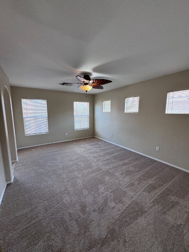Building Photo - 3 bd 2.5 bath with LOFT