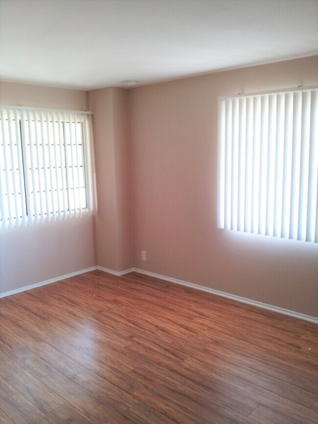 Building Photo - Bright and Modern Second Floor 1 Bedroom 1...