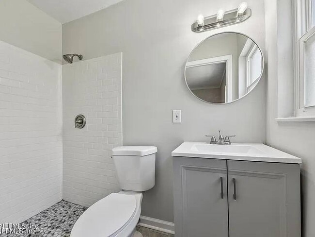 Building Photo - 201 Saturn Ln N