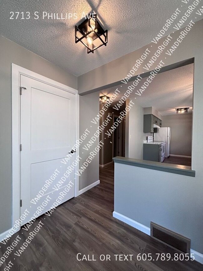 Building Photo - 2713 S Phillips Ave