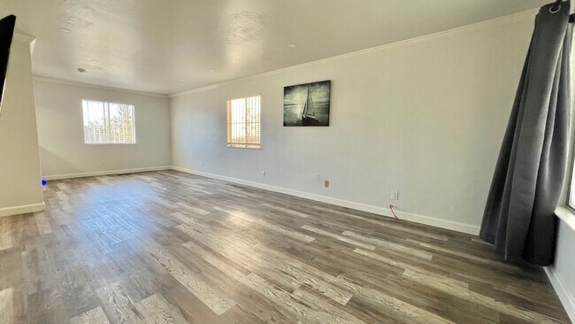 Building Photo - Lovely House 4BR 2.5BA with Large Backyard
