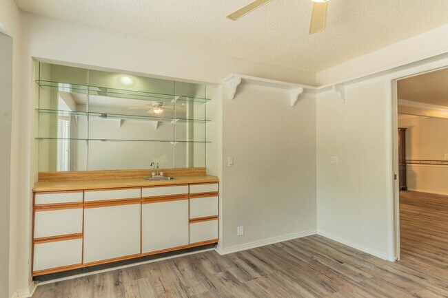 Building Photo - 16 Balenciaga Way
