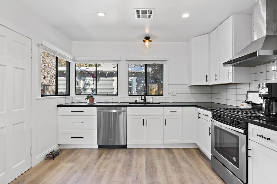 Building Photo - 4417 Avocado St