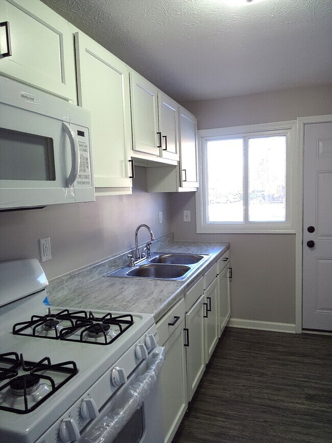 Building Photo - 15 Indianwood Blvd