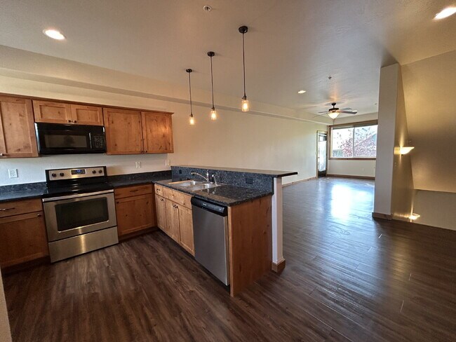 Building Photo - Upgraded 2 Bed, 1.5 Bath Townhouse with St...