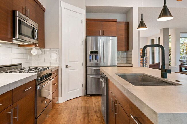 Building Photo - For Rent: Furnished Executive Home in Bend, OR – Prime Location!