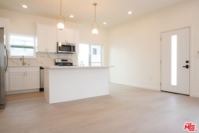 Building Photo - 1515 S Hayworth Ave