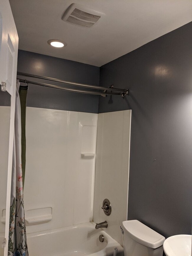 Building Photo - South Oakland Large and renovated 3 bedroo...
