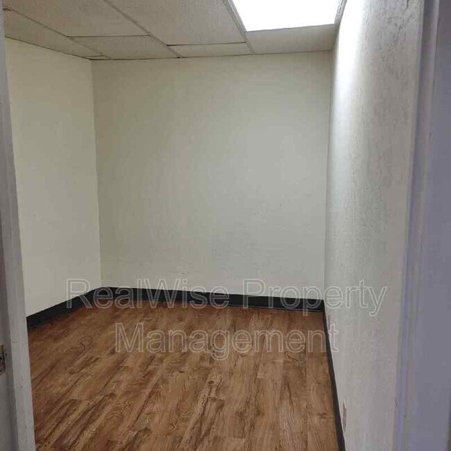 Building Photo - 131 SE Main St