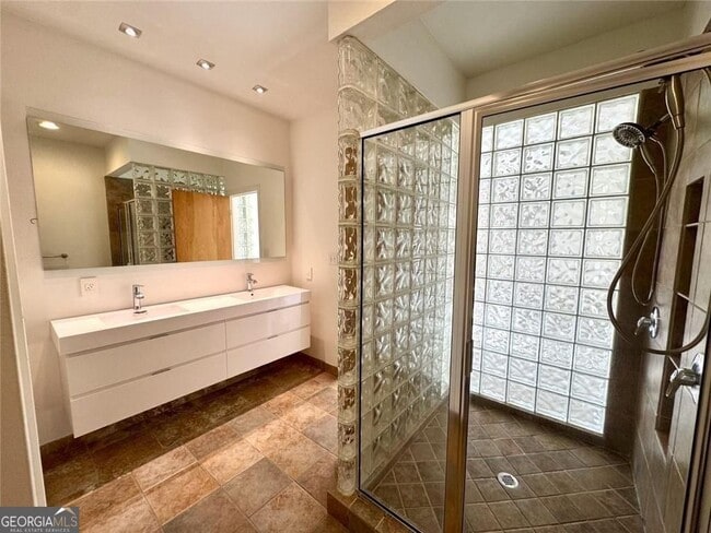 Building Photo - 1327 Peachtree View NE