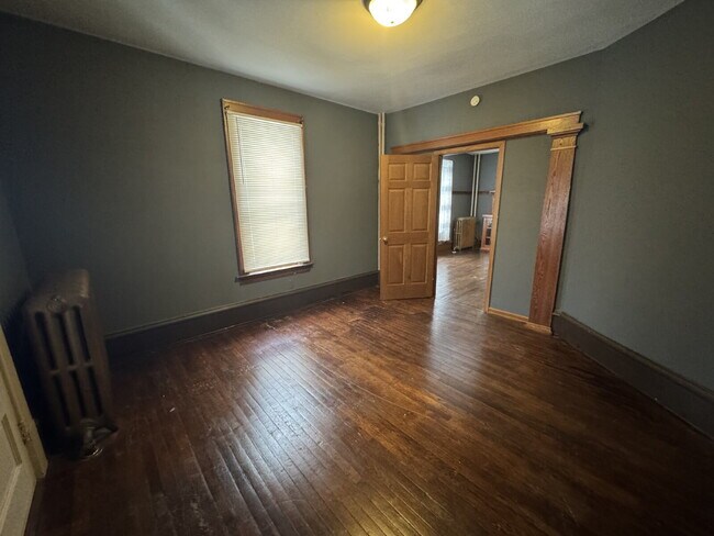 Building Photo - 405 N Queen Ave