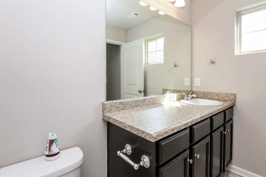 Building Photo - 233 Fern Walk