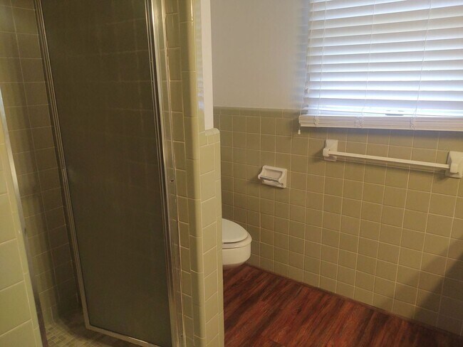 Building Photo - Large 2 bedroom 2 bathroom house with 1 ca...