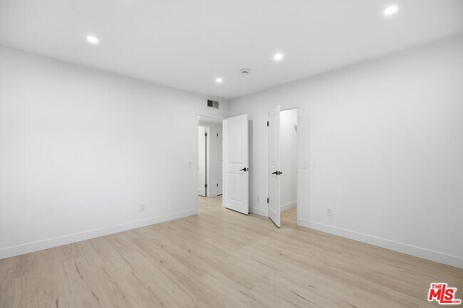 Building Photo - 13025 Moorpark St