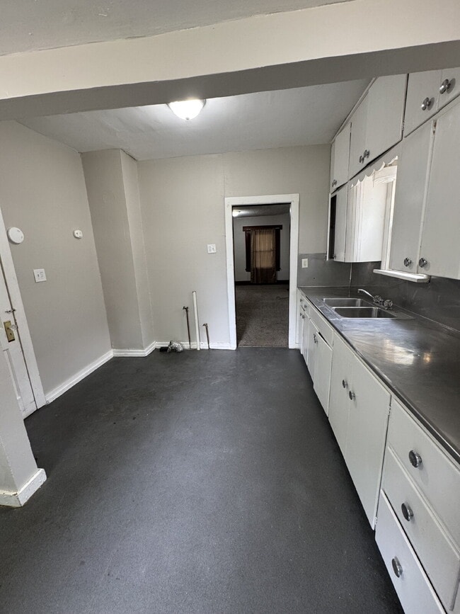 Building Photo - "Charming 2-Bedroom Haven in Wichita with ...