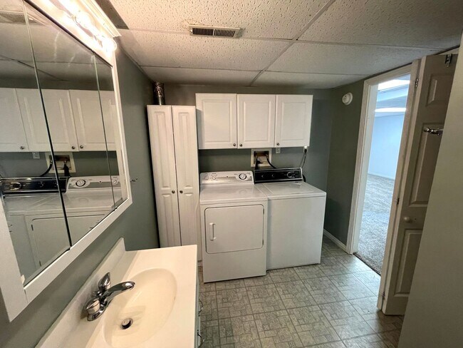 Building Photo - Great 4 Bed/3 Bath home in Layton