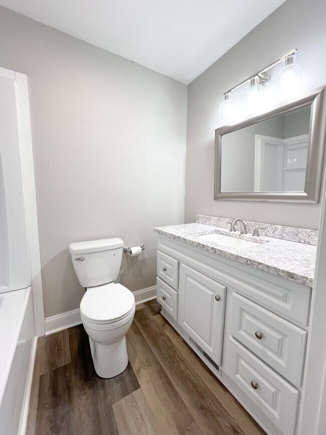 Building Photo - Completely Remodeled Home in Clarksville, TN – Just Off Madison Street!