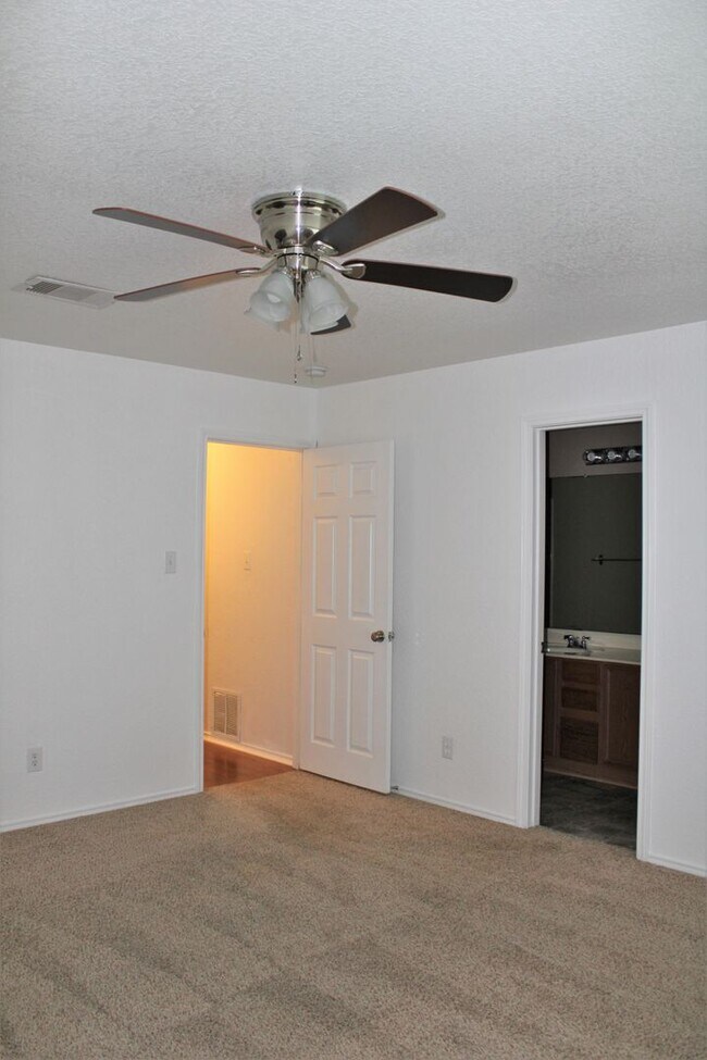 Building Photo - 11212 Forest Pass Ct