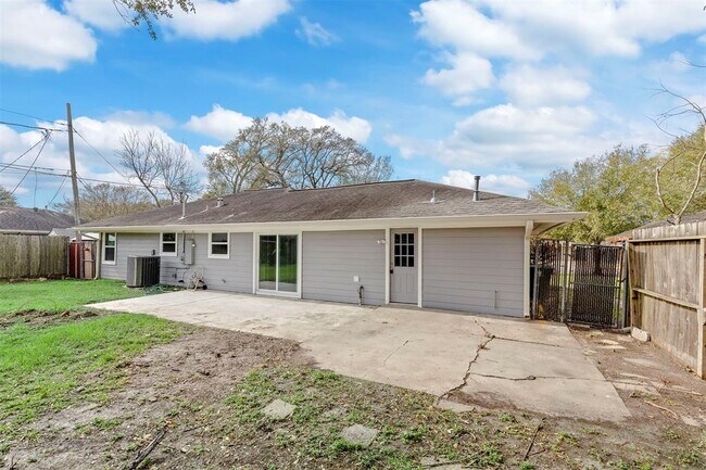 Building Photo - 10615 Clematis Ln