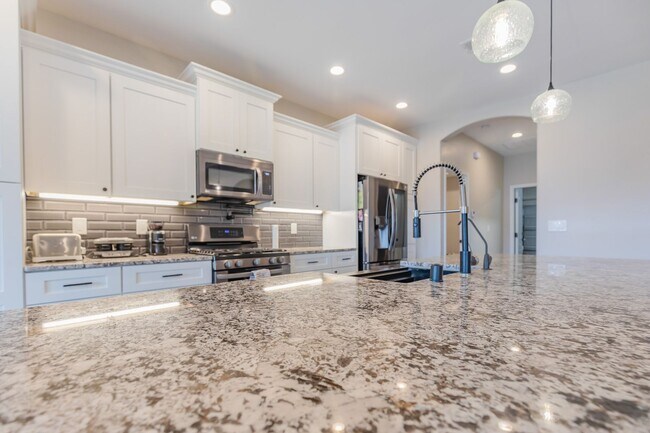 Building Photo - Modern 4 Bed 3 Bath - Pets Allowed!
